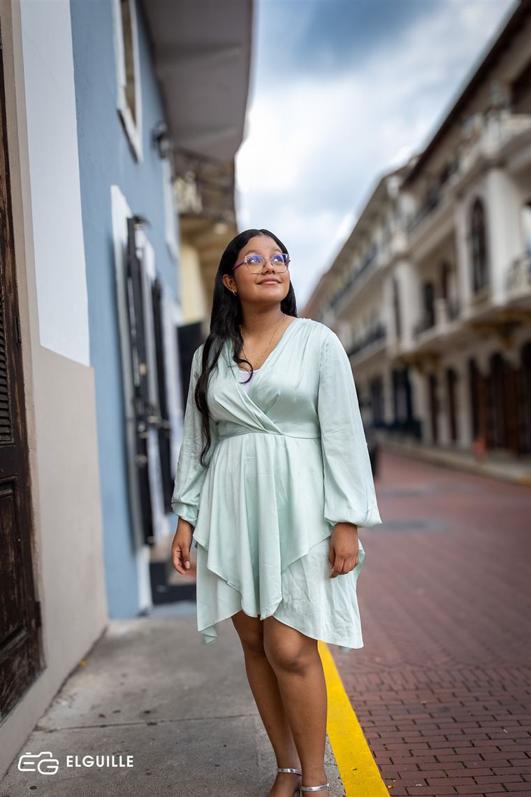 Retrato con vestido claro en una calle del Casco Antiguo