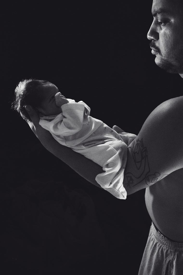 Padre sosteniendo a su bebé, en blanco y negro