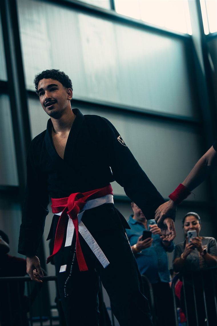 Atleta de artes marciales con cinturón rojo