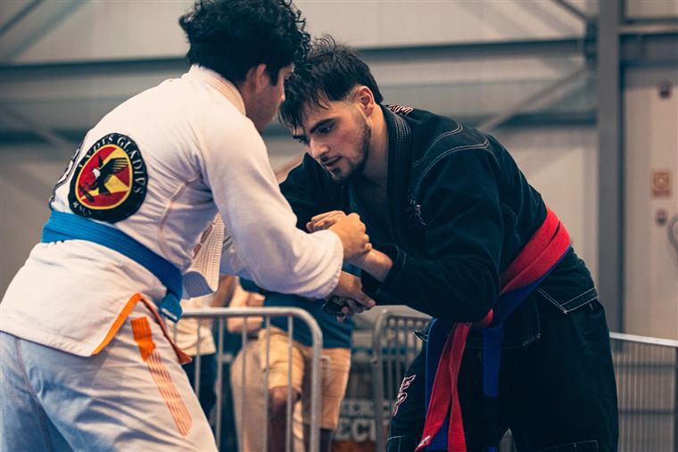Competidores de artes marciales en un agarre